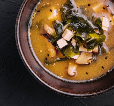 Yosun ve mantarlı çorba.