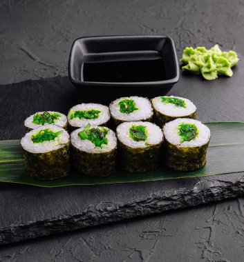 İçinde taze soğan olan Maki Sushi.