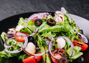 Kiraz domatesli salata ve mozzarella.