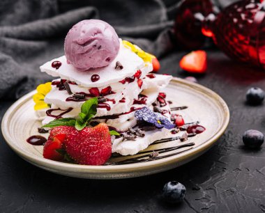 Dilimler ve böğürtlenli yaban mersinli dondurma.