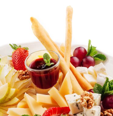 Peynir tabağı veya lezzetli peynir karışımı.