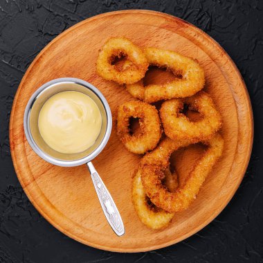 Soslu kızarmış soğan halkaları.