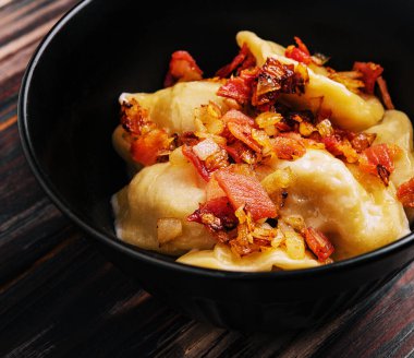 Kızarmış domuz pastırması ve soğanlı fırında patates köftesi.