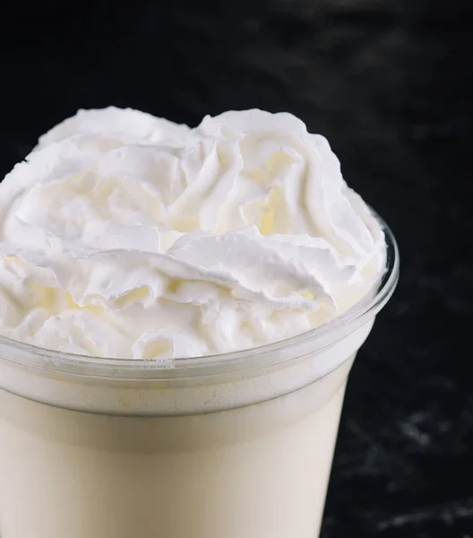 白いミルクセーキとクリームのグラス — ストック写真