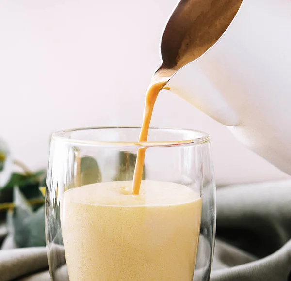 Hälla Kaffe Med Mjölk Från Tekanna Till Glas Kopp — Stockfoto