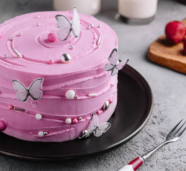 蝶の形でピンクのケーキの装飾 — ストック写真