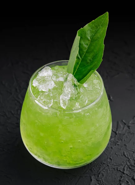 Склянка Зеленим Коктейлем Льодом Чорному — стокове фото