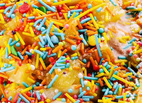 冰淇淋背景上的彩色甜洒水 — 图库照片