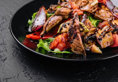 Sebze ve sığır eti salatası.