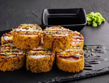 Zencefilli sıcak suşi ve siyah bir ağaçta wasabi.