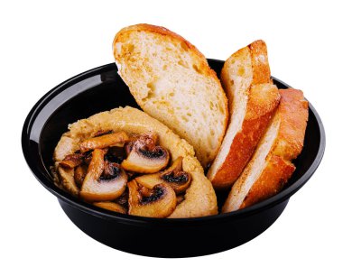 Kızarmış mantarlı humus ve ekmek.
