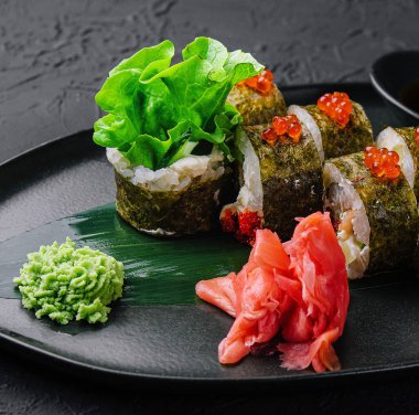 suşi rulo üzerinde taş kayrak kırmızı havyar hizmet