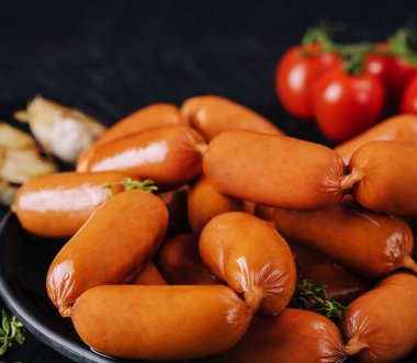 Small Sausages with tomatoes and garlic