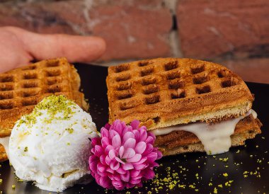 Siyah tabakta dondurmalı Belçika waffle 'ları.