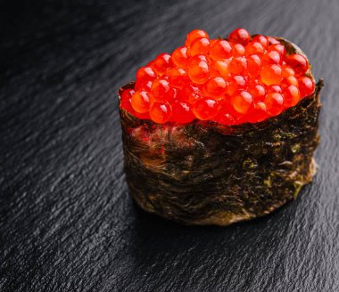 Havyar siyah bir arka plan ile Gunkan Ikura