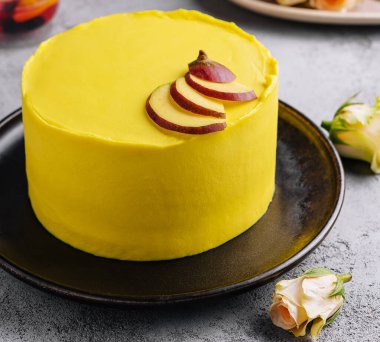 Çay ve güllü sarı kek.