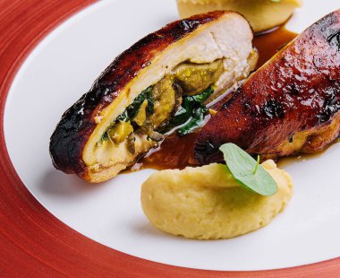 Kızarmış tavuk göğsü ve patates püresi.