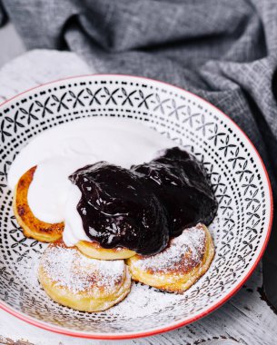 Böğürtlen reçelli krep ve ekşi krema.