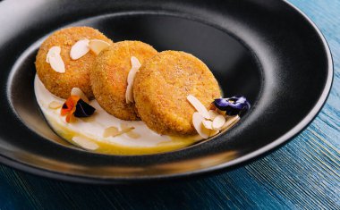 Crumbly cottage cheese and almond cookies