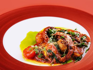 Kızarmış ahtapot ve domates soslu midye.