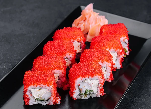 California maki sushi masago ile-rulo yengeç eti yaptı.