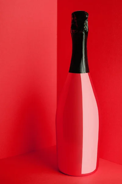 Κόκκινο Μπουκάλι Σαμπάνιας Κόκκινο Φόντο — Φωτογραφία Αρχείου