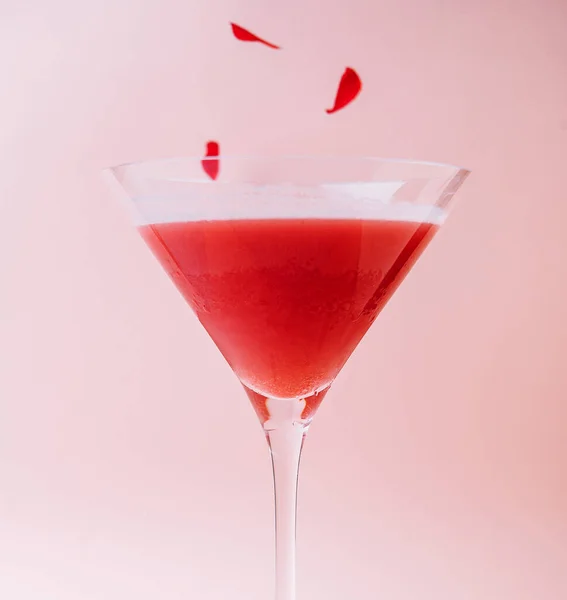 Strawberry Alcohol Cocktail Martini Glass — Zdjęcie stockowe