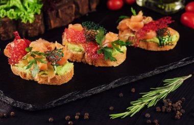 Taze bruschetta avokado somonu.