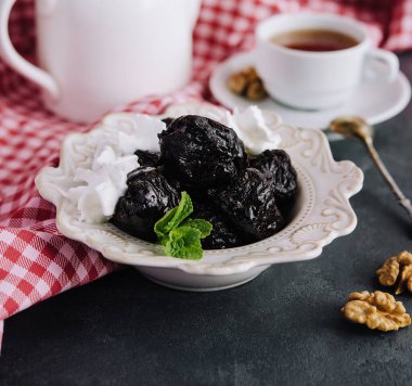 Bir fincan kuru erikli çay.