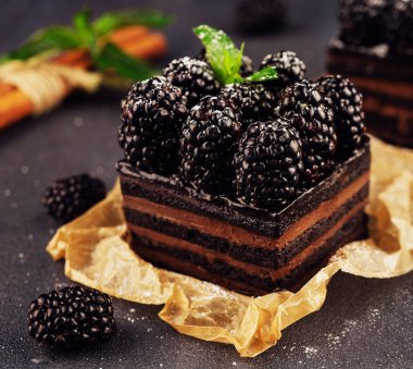 Taze böğürtlenli çikolatalı pasta.