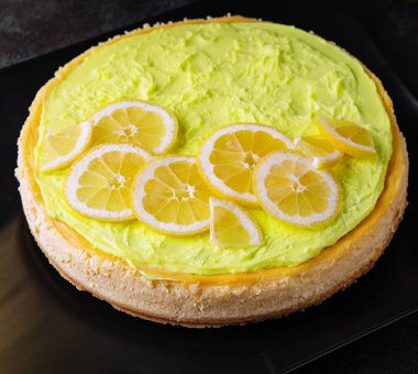 Siyah tabakta Limonlu Cheesecake