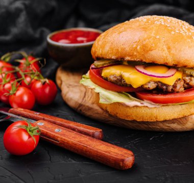 Hamburger, hamburger ile Fransız patates kızartması kesme tahtası