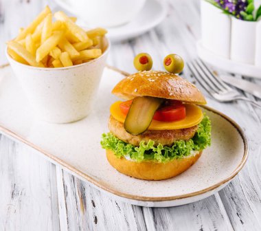 Mini burger dilimizi gösteriyor. En sevilen çocuk burgeri konsepti.