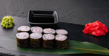 Ebi maki - kara tahtada karidesli suşi rulosu