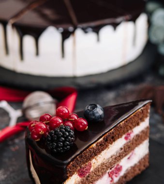 Çikolatalı ve taze meyveli vanilyalı kek.