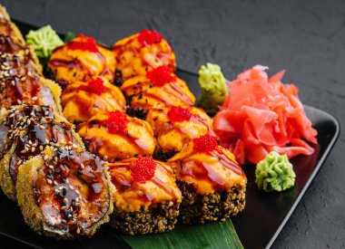 Zencefilli sıcak suşi ve siyah taş tabakta wasabi servis ettim.