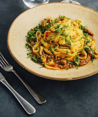 Bolonez soslu yumurta makarna ve domates sosu.