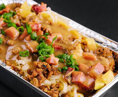 Siyah arka planda etli lazanya