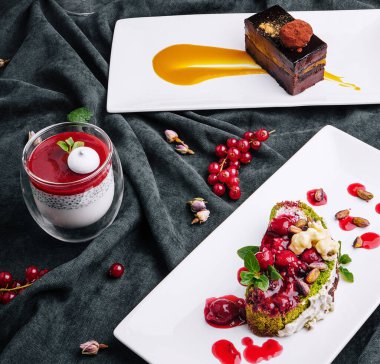 chia pudingi, tiramisu ve kibrit rulosu.