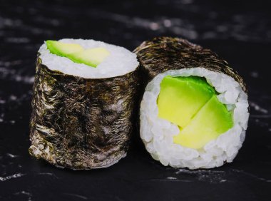 Siyah üzerine izole avokado ile hosomaki rulo
