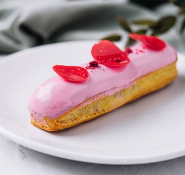 Pembe ahududu jöleli nefis ekler.