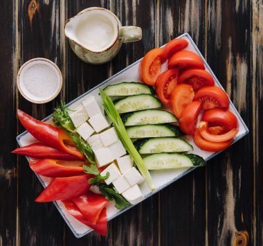 Keçi peynirli doğranmış sebzeler.