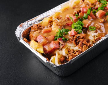 Siyah arka planda etli lazanya