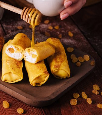 Tatlı krep süzme peynir ile haddelenmiş