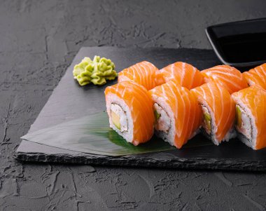 Kara tahtada somonlu suşi rulosu Philadelphia.