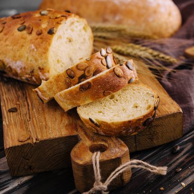 ev yapımı balkabağı ekmeği.