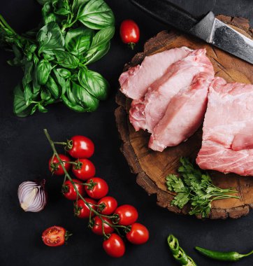 Baharatile çiğ domuz boyun et kesim