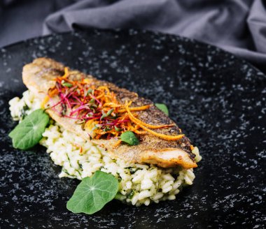 Fırında beyaz balık fileto subuğu buğulanmış pirinç ile servis