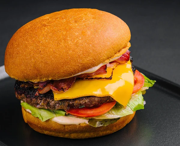 Close Van Hoog Smakelijke Hamburger Met Kaas Geserveerd Dienblad — Stockfoto