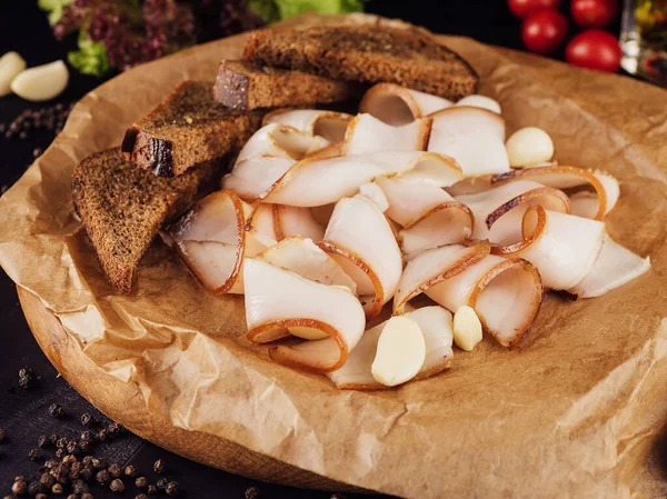 Ukrainian Traditional Food Sliced Smoked Lard Cutting Board Garlic — Stok fotoğraf